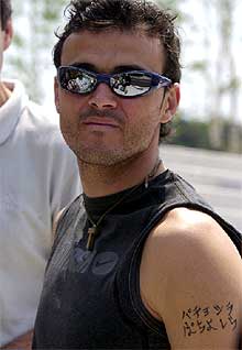 LUIS ENRIQUE EXHIBE TATUAJE.