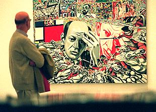 Un aspecto de la exposición en el Guggenheim Bilbao con la obra    El origen de Jackson Pollock  (1967), de Erró.