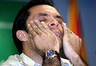 Sergi se enjuga las lágrimas durante su conferencia de prensa de despedida.