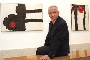 Luis Feito, ayer en su antológica del Museo Nacional Reina Sofía, entre las obras    Sin título  (1964) y    Nº 467  (1964).