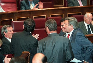 Varios diputados intercambian puntos de vista durante el pleno del Congreso del pasado día 23.