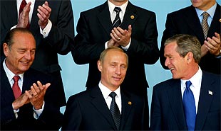 De izquierda a derecha, Jacques Chirac, Vladímir Putin y George W. Bush posan para la foto de familia de la cumbre OTAN-Rusia en Roma.