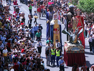 La Tarasca desfila por Granada sin incidentes