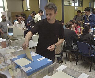 Francisco Toledo, ayer, en el momento de votar en la Jaume I.