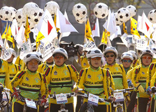 EL TORNEO SE PASEA EN BICICLETA.