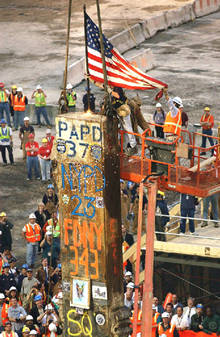 Una bandera de EE UU es colocada sobre un pilar de las Torres Gemelas, en la  zona cero  de Nueva York, durante la conclusión de los trabajos de desescombro.