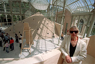 Eva Lootz, en el Palacio de Cristal del Retiro, donde se exhibe su instalación La lengua de los pájaros.