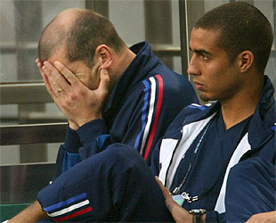 Zidane se lamenta en el banquillo de la derrota de la selección. A su lado, Trezeguet.