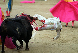 Miguel Abellán sufrió una tremenda voltereta al entrar a matar a su primer toro.