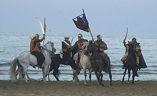 Un grupo de especialistas representa la batalla de  El Cid  en la playa de Peñíscola al atardecer de ayer.