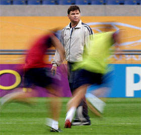 José Antonio Camacho, el seleccionador español, durante el entrenamiento de ayer.