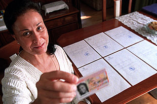 Rosa María Martín, con su DNI y los seis certificados que le atribuyen seis números diferentes.