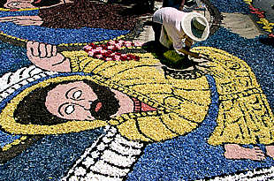 Caldes de Montbui alfombra de flores sus calles por la festividad del Corpus