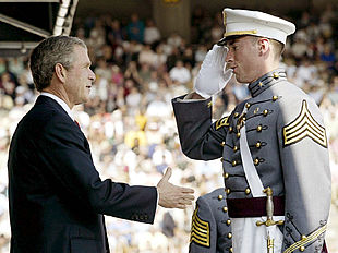 George W. Bush saluda a un cadete de West Point después de pronunciar su discurso.