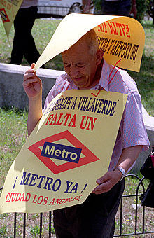ESPERANDO AL METRO EN VILLAVERDE.