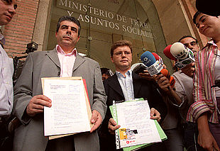 Alberto Pérez, de UGT, y José Luis Sánchez, de CC OO, al entregar ayer en Trabajo el aviso de huelga.