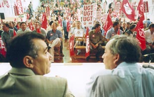 Julio Ruiz y Manuel Pastrana, ayer, en una asamblea de delegados convocada en Puerto Real con motivo del 20-J.