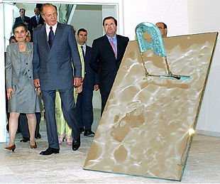 El Rey y acompañantes, ayer en el Patio Herreriano, ante la obra    Coure i mirall  (1989), de Perejaume.