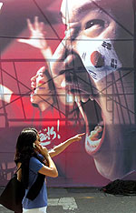 Una mujer pasea por las calles de Seúl.