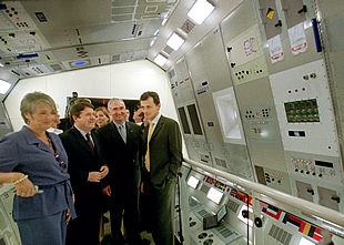 Pedro Duque en la recreación de un módulo espacial.