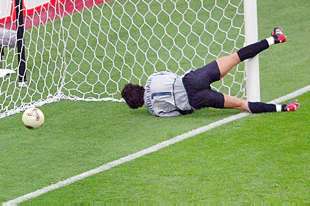 Vitor Baia, dentro de la portería, tras intentar detener sin éxito uno de los goles de Estados Unidos.