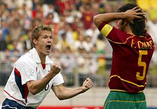 Brian McBride, a la izquierda, celebra el gol de O'Brien ante la desesperación de Couto.