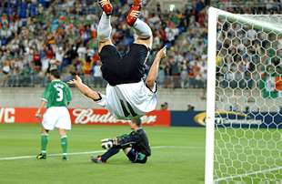 El alemán Klose da una voltereta tras marcar el gol.