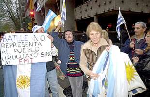 Uruguayos residentes en Argentina se manifiestan en Buenos Aires en protesta contra las declaraciones del presidente uruguayo, Jorge Batlle, quien dijo que los argentinos son 'una manga de ladrones'.