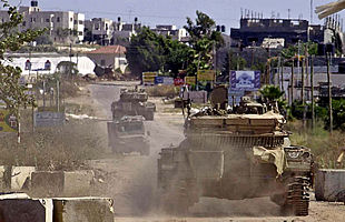 Un carro de combate se dirige hacia el centro de la ciudad palestina de Yenín.