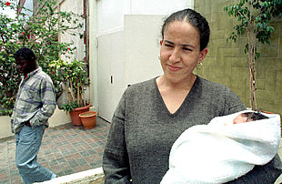 Fatiha Nadir, con su hija Sheima, en Las Palmas.