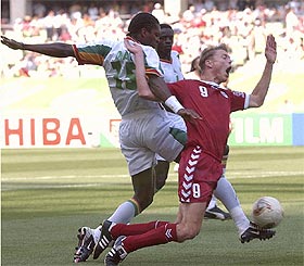 Salif Diao le entra por detrás al danés Tomasson.