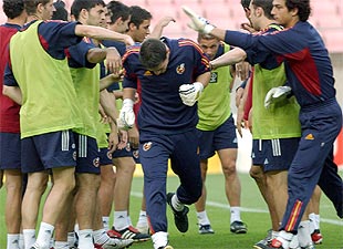 Los jugadores de la selección hacen el pasillo a Iker Casillas y a Curro Torres ayer en Jeonju.