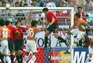 Morientes remata de cabeza el primer gol de la selección española.