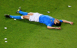 Vieri, en el suelo, se lamenta tras la derrota.