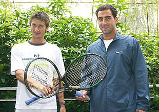 Ferrero y Costa cruzan sus raquetas recordando que son dos de los    mosqueteros   del tenis español. 