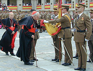 El cardenal primado jura lealtad a la bandera