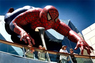 Una reproducción hinchable  del Hombre Araña en la fachada de unos cines.