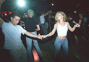 Dos bailarines, ayer, en el Congreso Mundial de la Salsa celebrado en Valencia.