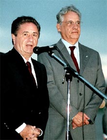 Duhalde (izquierda) y el presidente de Brasil, Fernando Henrique Cardoso.