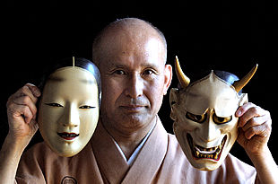 Máscaras de ojos rasgados