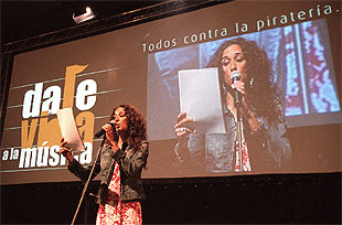 La cantante Rosario, ayer, en los actos de protesta contra la piratería del Día sin Música.