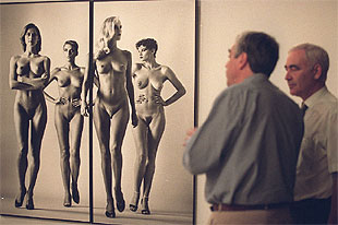    Ellas vienen (desnudas),  de 1981, una de las imágenes de Helmut Newton en la exposición de la Fundación Telefónica.