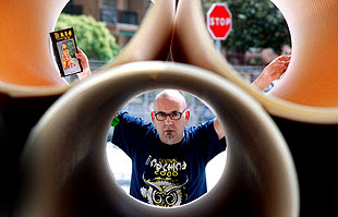 Manolo  Rock  Aguilar, con su libro.