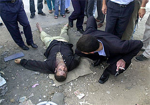 Un vecino de Hebrón observa el cadáver de uno de los colaboracionistas asesinados.