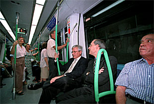 Joan Clos (tercero por la izquierda), en un vagón de la línea 8 hacia Barajas.