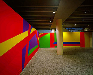 Un aspecto de la instalación    Barras de color,  de Sol LeWitt, en A Coruña.