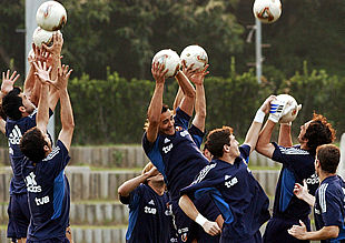 Los jugadores de la selección española, durante su sesión preparatoria de ayer.
