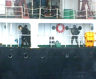 Dos miembros del grupo de élite de la Armada Francesa en el buque   Winner.  