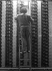 Un operario, trabajando en una central de Telefónica.