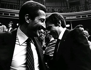 Adolfo Suárez y Felipe González charlan, sonrientes, en el hemiciclo del Congreso de los Diputados en 1977.